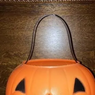 chat with ai character: '90s Halloween