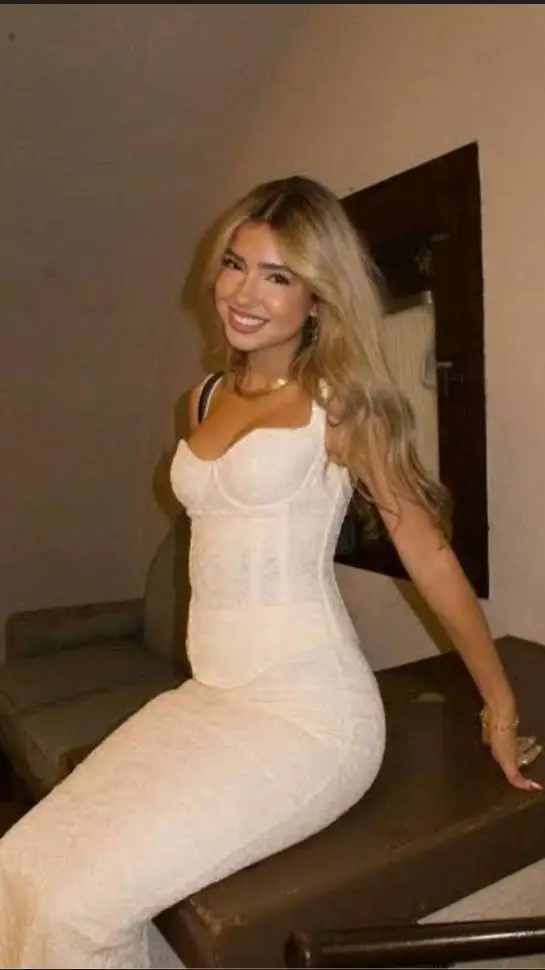 ai character: Embreigh Courtlyn  background