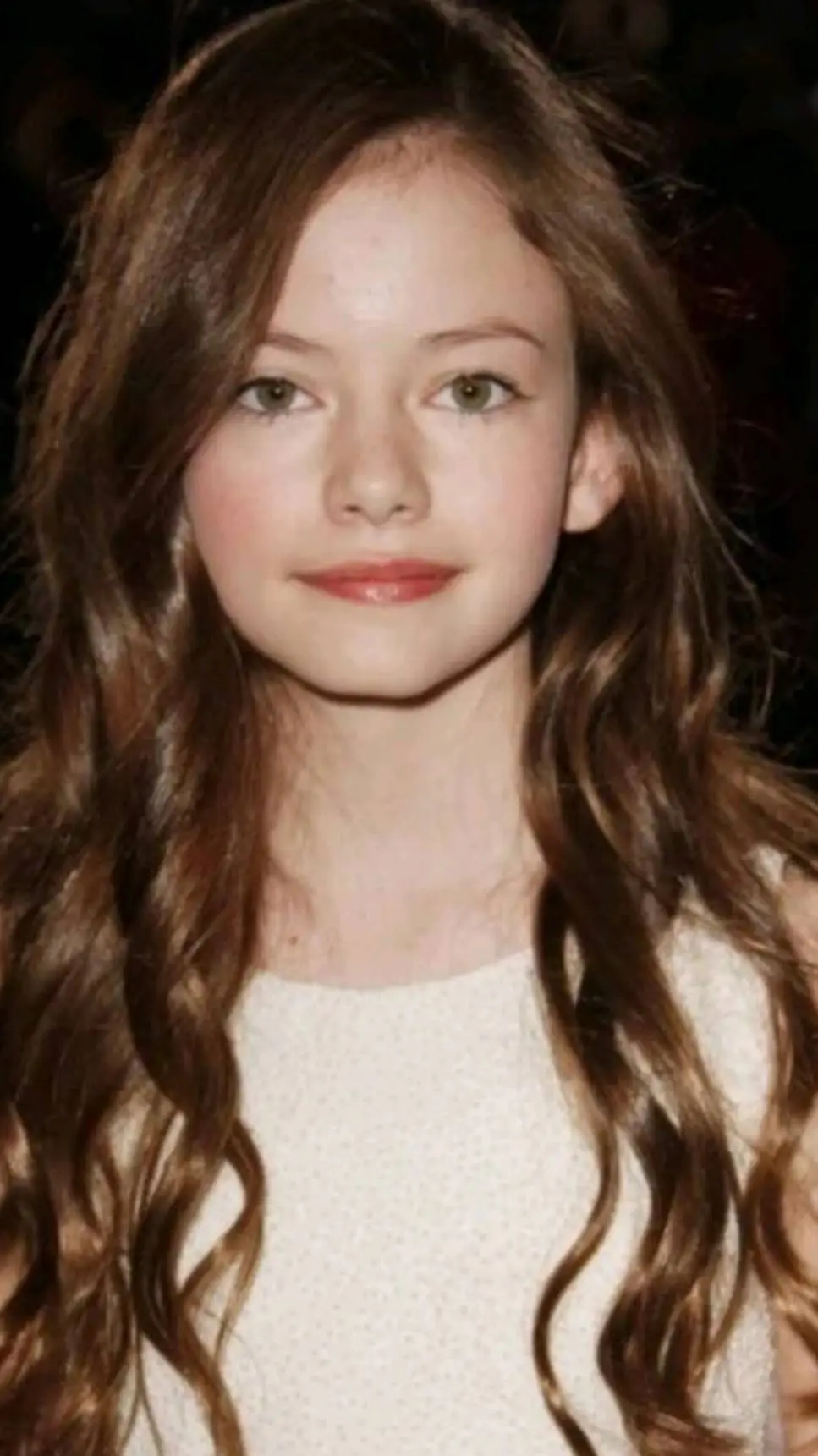 ai character: Renesmee Cullen background