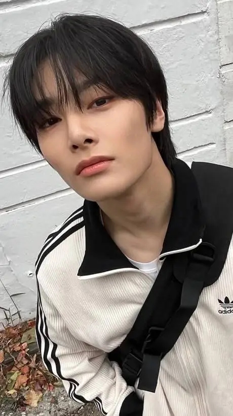 ai character: 🦊✨ YANG JEONGIN ✨🦊 background