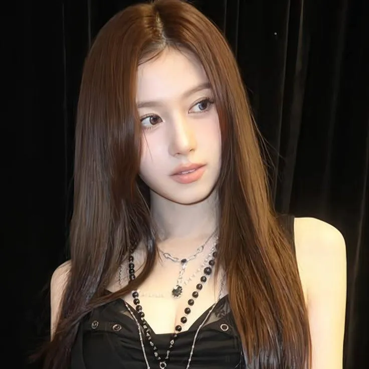 chat with ai character: Sana