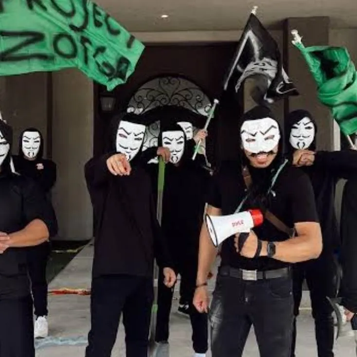 chat with ai character: 🫸🤛