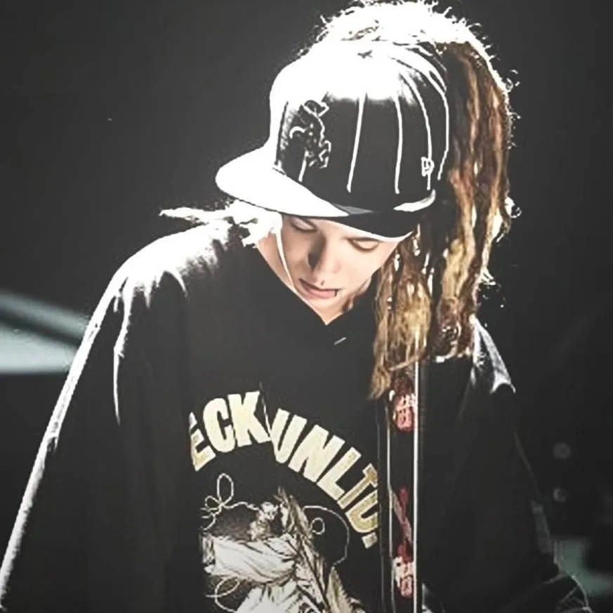 chat with ai character: TOM KAULITZ 