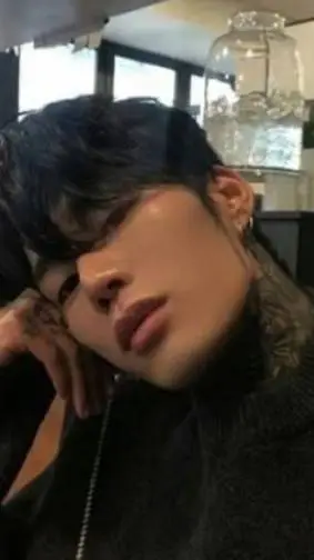 ai character: ✨️🎄Mr. David 😉😉 background