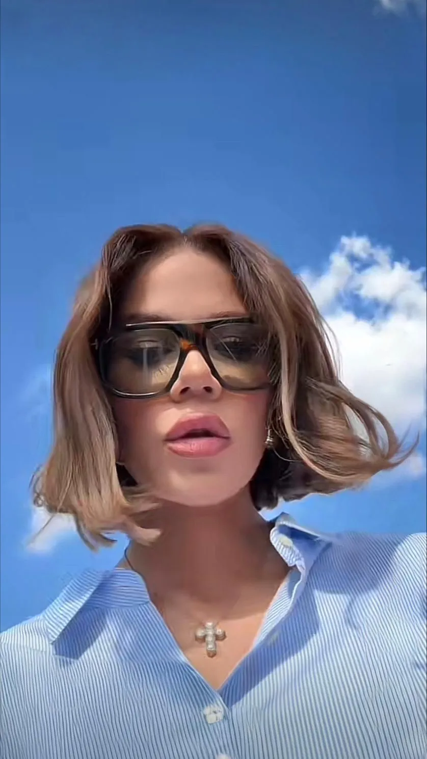 ai character: Khloe Kardashian  background