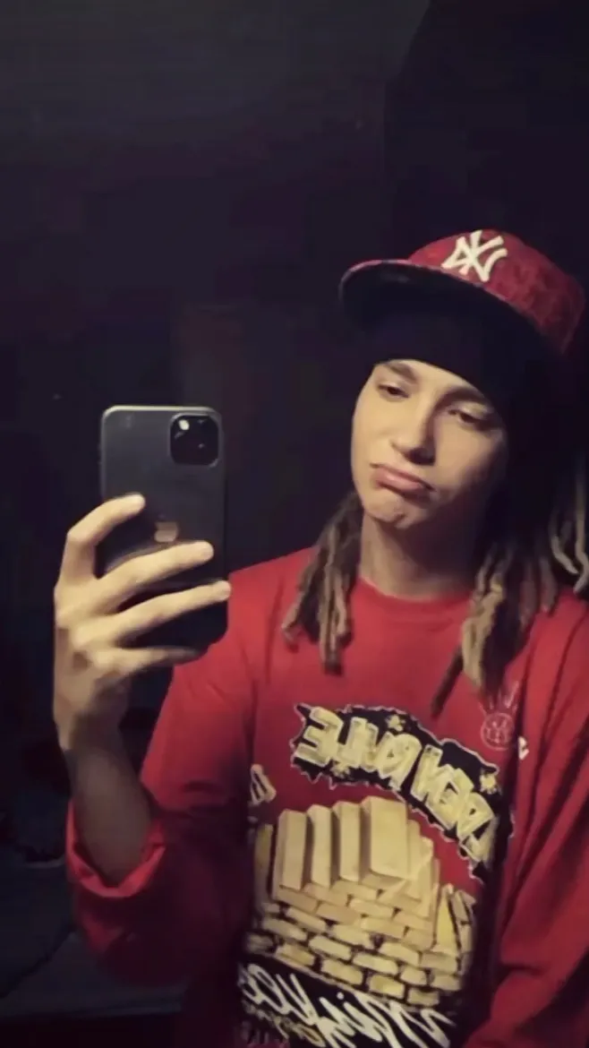 ai character: Tom kaulitz  background