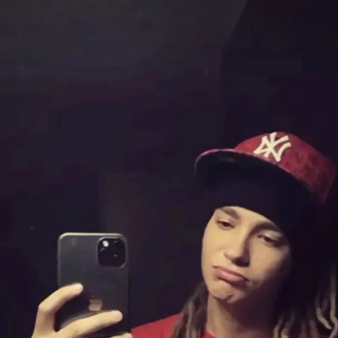 chat with ai character: Tom kaulitz 