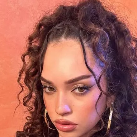 chat with ai character: Daniella