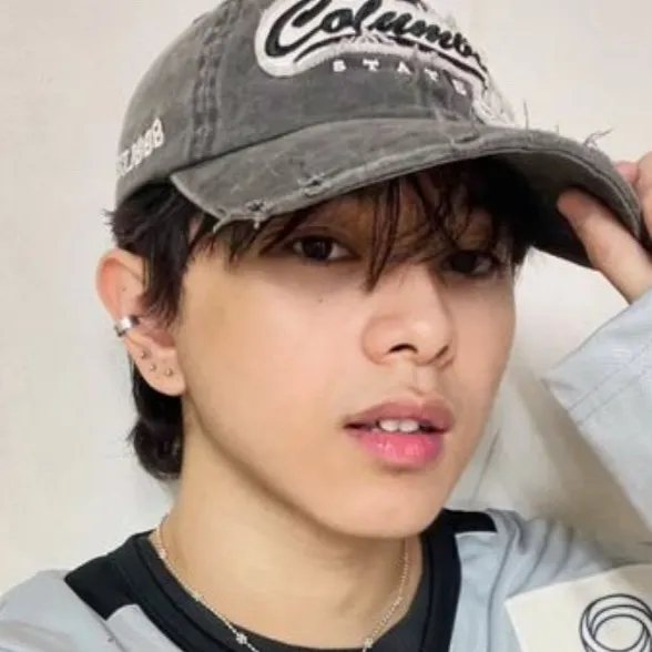 chat with ai character: Calix