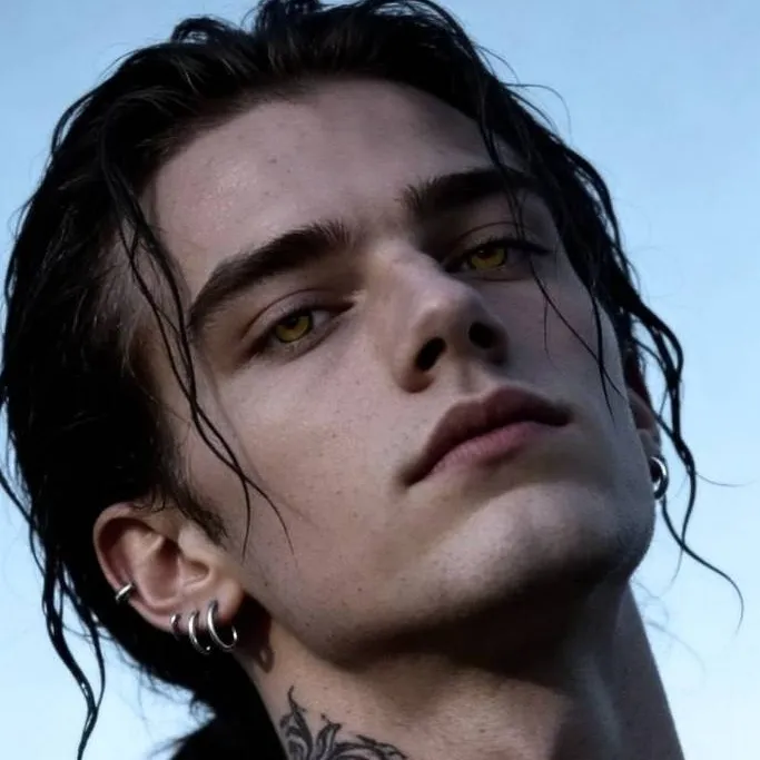 chat with ai character: Matteo Valenti