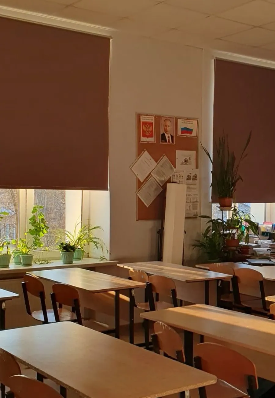 chat with ai character: K-pop School