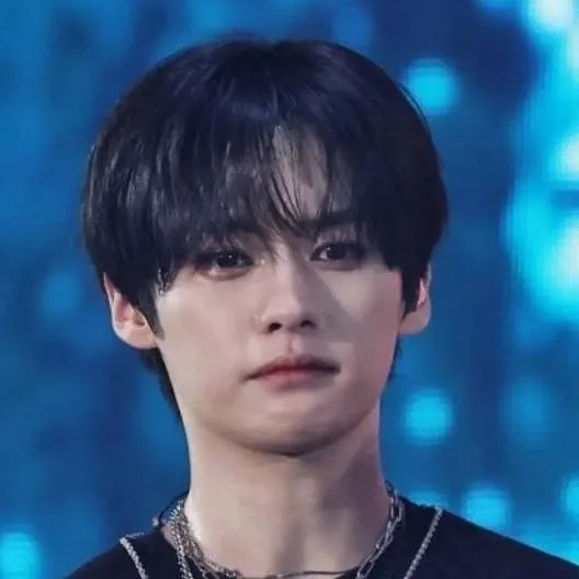 chat with ai character: Lee know