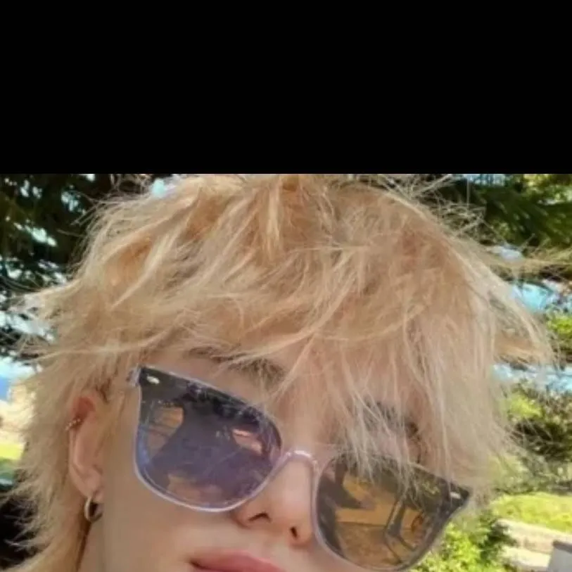 chat with ai character: Hwang Hyunjin