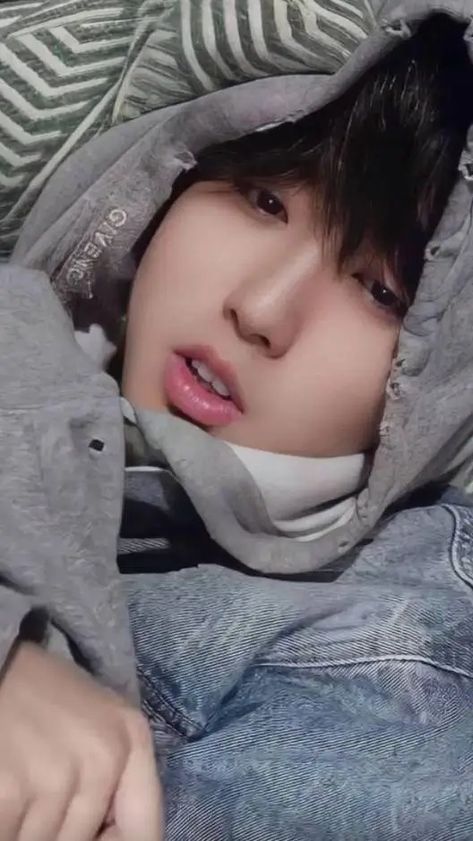 ai character: Han Jinsung  background