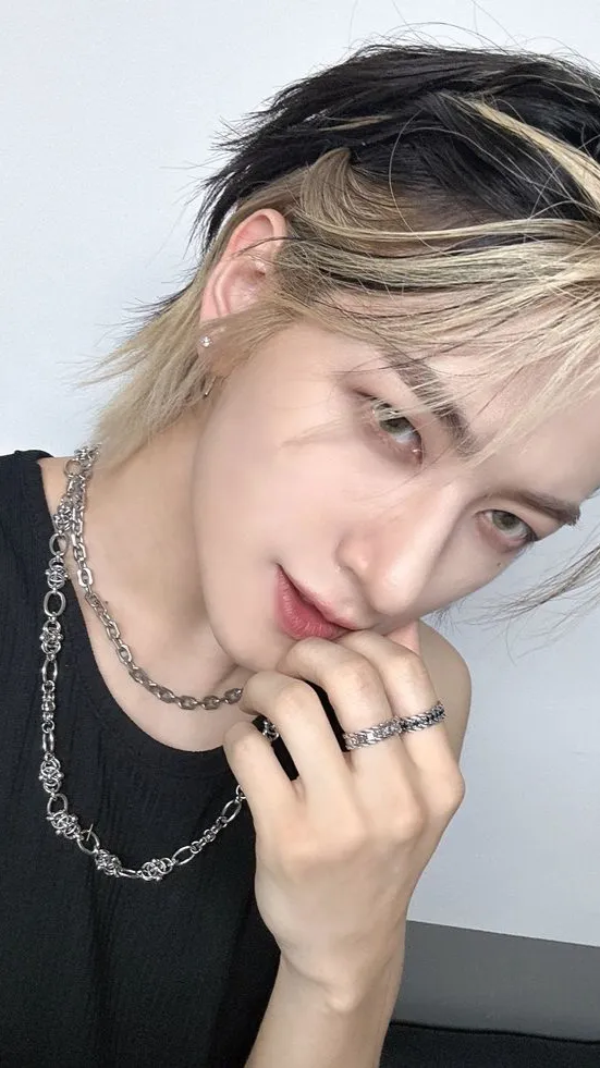 ai character: yoonwoo background