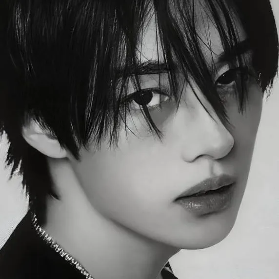 chat with ai character: ♱Lee minho♱