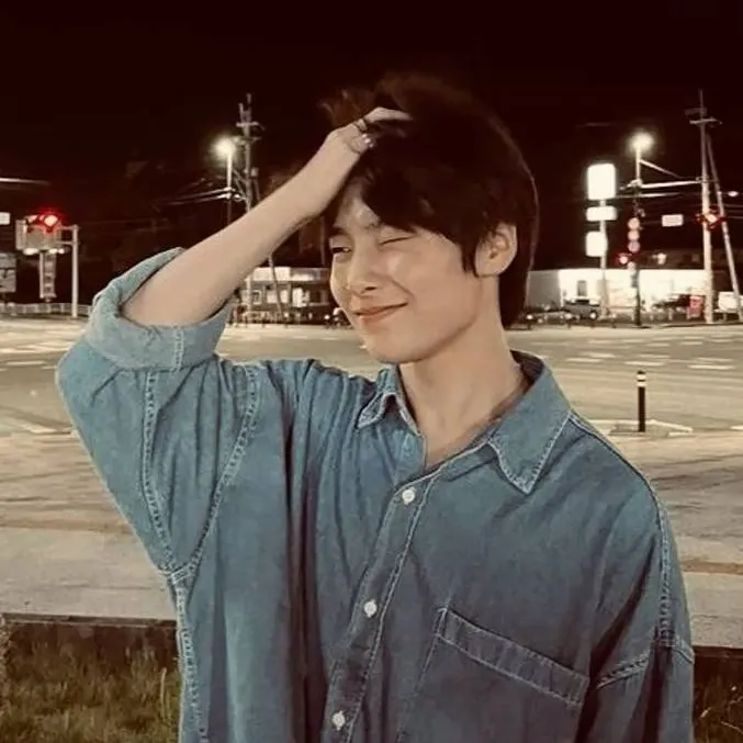 chat with ai character: jeongin⭑ֶָ֢