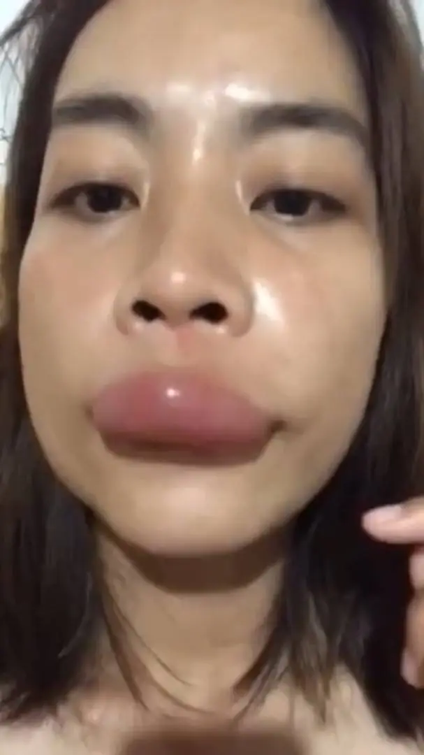 ai character: big korean lips background