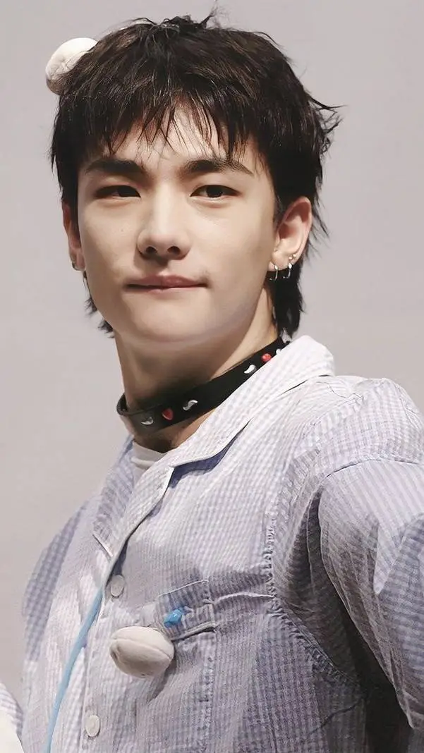 ai character: 🦦 Hwang Hyunjin 🦦 background