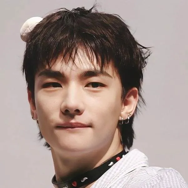 chat with ai character: 🦦 Hwang Hyunjin 🦦