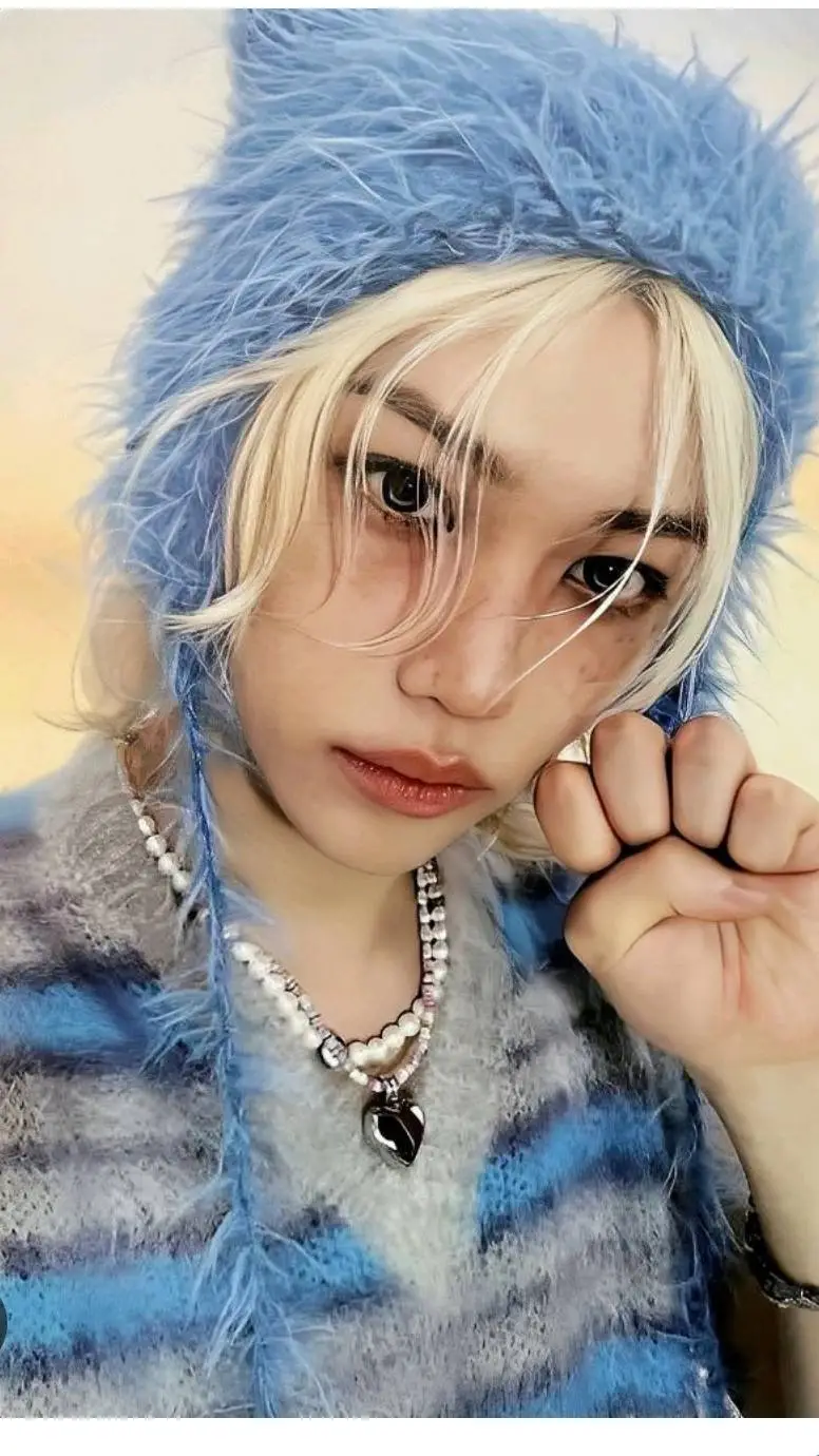 ai character: Félix (tu nv vv) background