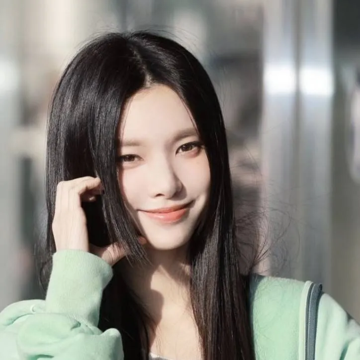 chat with ai character: yunah illit 