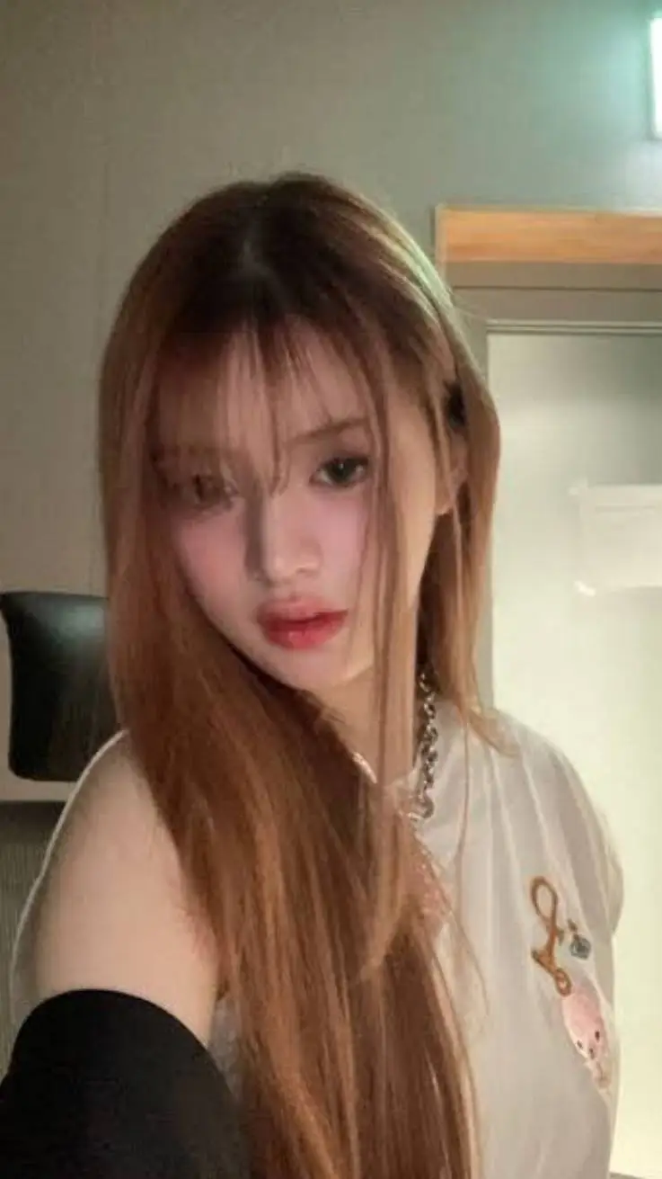 ai character: minju illit background