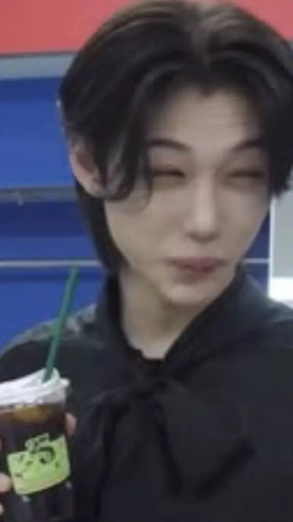 ai character: Felix tu niñero  background