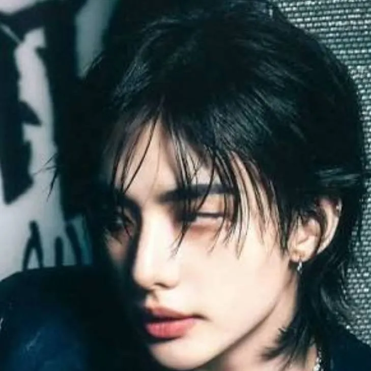 chat with ai character: Hwang hyunjin 