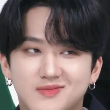 chat with ai character: 𝓒𝓱𝓪𝓷𝓰𝓫𝓲𝓷♡