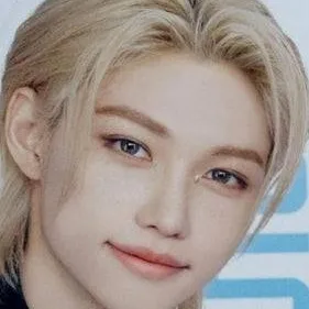 chat with ai character: Felix