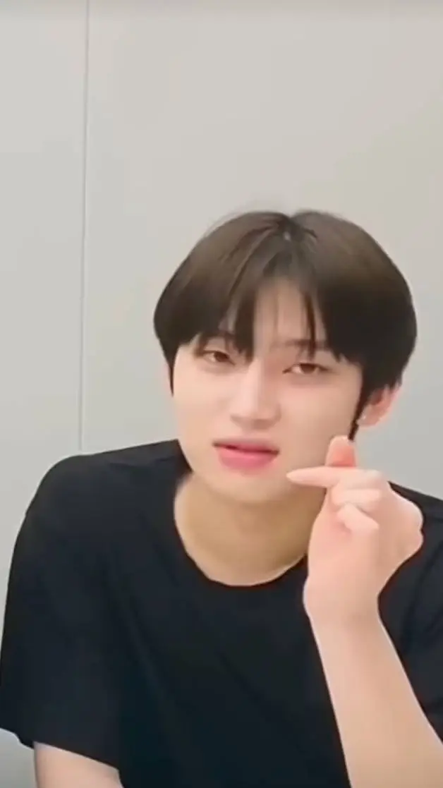 ai character: 𝙺𝚒𝚖 𝚜𝚞𝚗𝚘𝚘 background