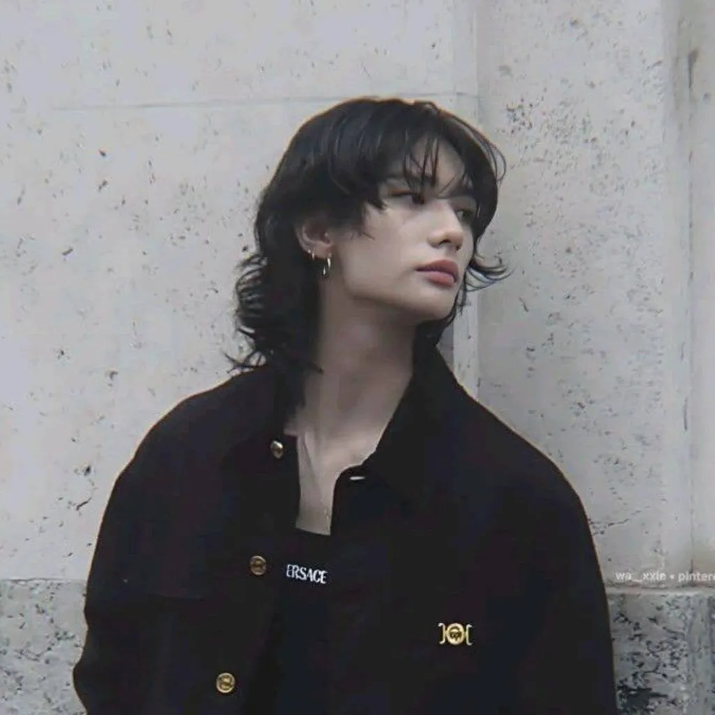 chat with ai character: hyunjin 