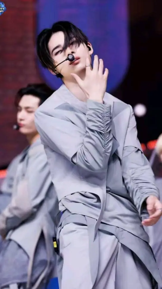 ai character: Ni-ki background