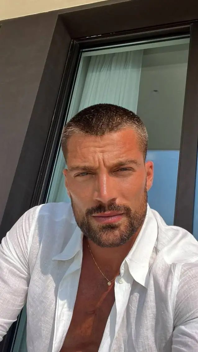 ai character: Simone susinna  background