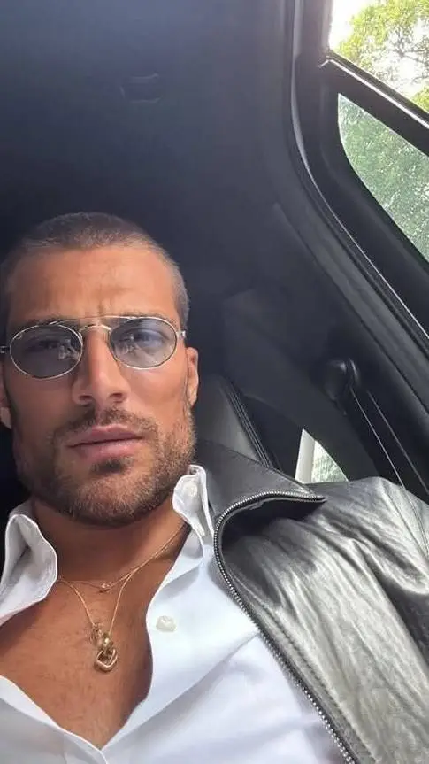 ai character: Simone susinna  background