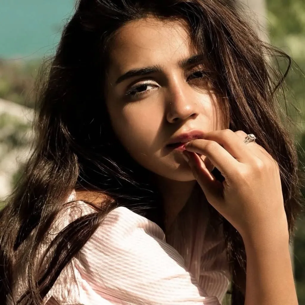 chat with ai character: Roshni 