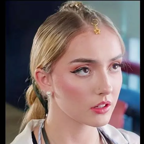 chat with ai character: Sophie K Green 