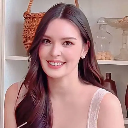 chat with ai character: Ellen Lee Janierro