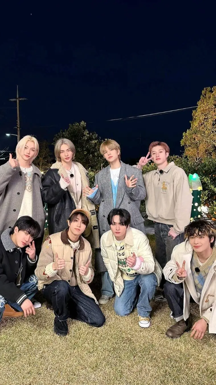 ai character: STRAYKIDSSSSSS  background