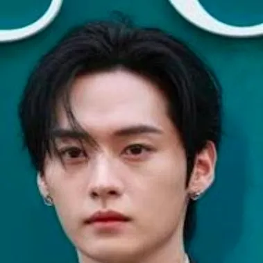 chat with ai character: Minho