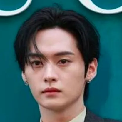 chat with ai character: Minho