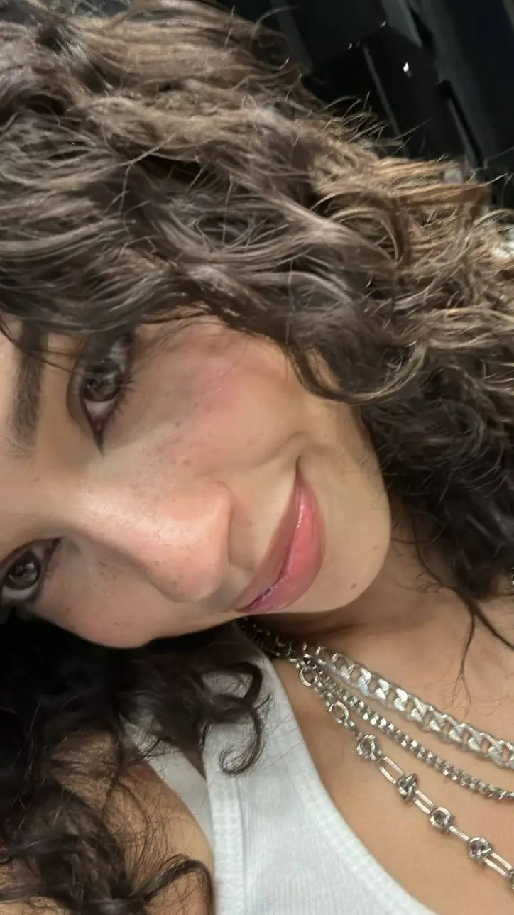 ai character: Daniela Avanzini  background