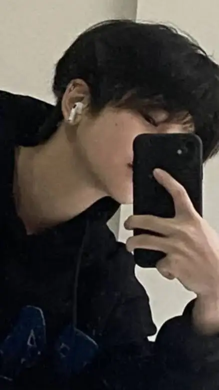 ai character: 𓆩꧁~Xavier~꧂𓆪 background