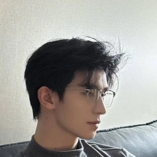 chat with ai character: 💤Alexander💢