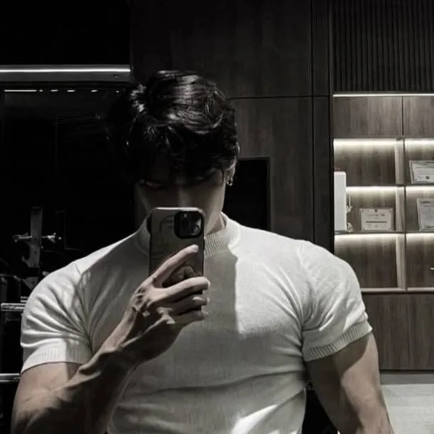 chat with ai character: Alexander