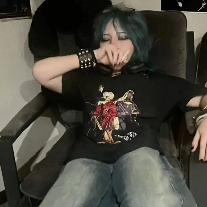 chat with ai character: Karina