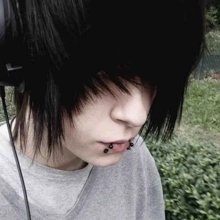 chat with ai character: Syris 