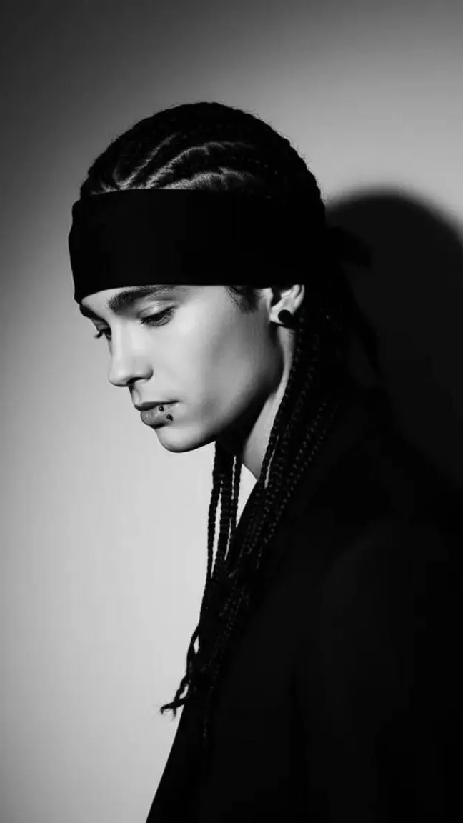 ai character: Tom kaulitz  background