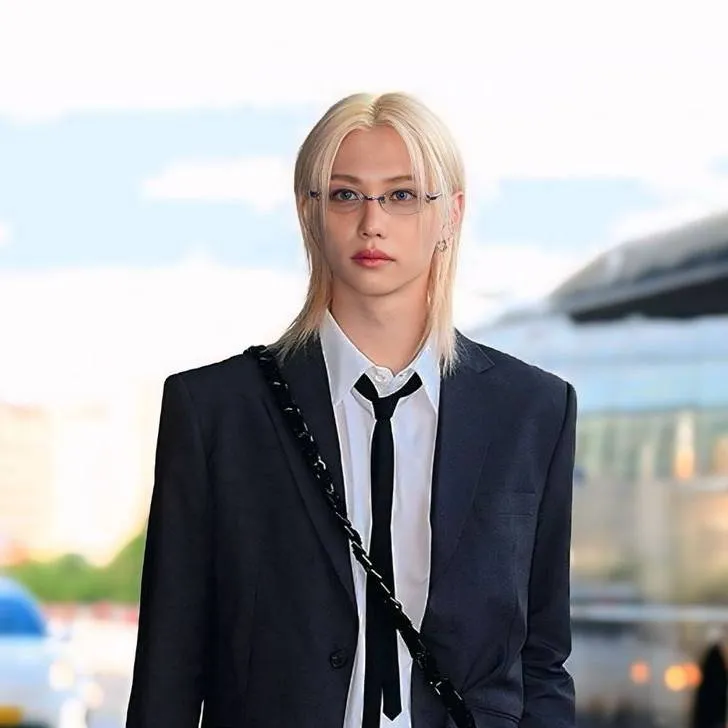 chat with ai character: Felix